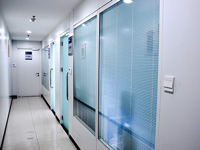 如何選擇醫(yī)用鋼制墻板，興鐵來教您